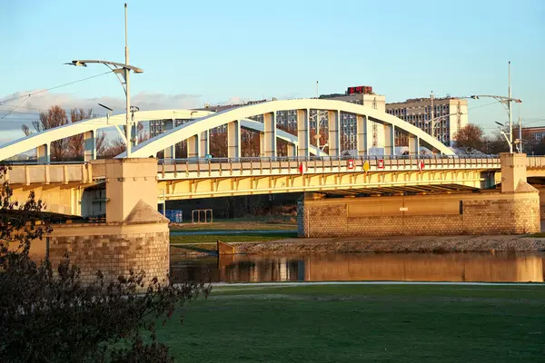 波兰波兹南市Warta河大桥的钢结构 — 图库照片