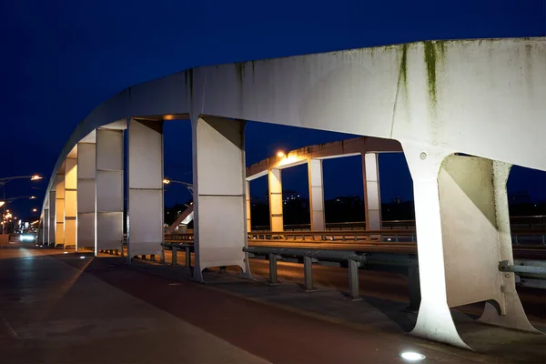 Die Stahlkonstruktion Der Straßenbrücke Über Die Warthe Der Nacht Der — Stockfoto