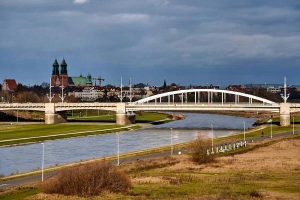 Ocelová Konstrukce Mostu Přes Řeku Wartu Výhledem Gotickou Katedrálu Polské — Stock fotografie