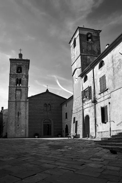 Dlážděné Náměstí Kamennými Zvonicemi Historickým Kostelem Montianu Itálie Monochrom — Stock fotografie
