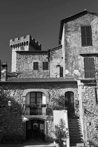 イタリアのカパルビオの町の中世の城の石造りの家と塔 モノクロ — ストック写真