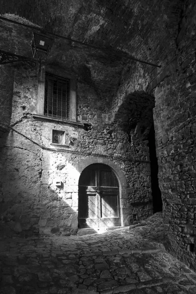 Dlážděná Ulice Kamennými Budovami Městě Bolsena Italia Monochromní — Stock fotografie