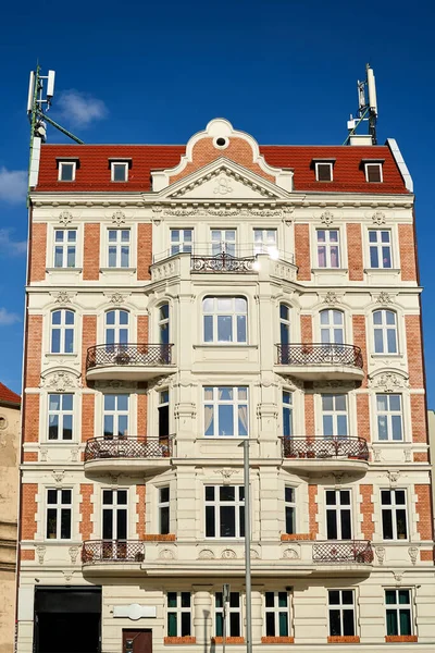 Gevel Van Een Historisch Huurhuis Met Balkons Stad Poznan Polen — Stockfoto