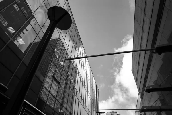 Reflexão Das Nuvens Fachada Vidro Edifício Moderno Poznan Monocromático — Fotografia de Stock