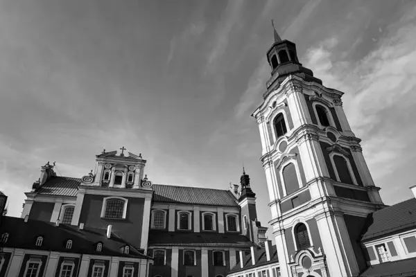 ポズナンの晴れた日のバロック様式の建物と旧修道院の鐘楼モノクロ — ストック写真