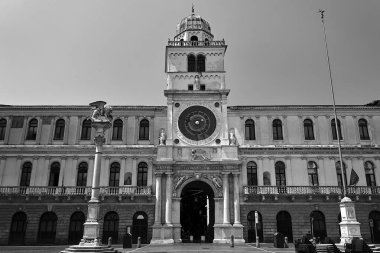 İtalya 'nın Padua kentindeki Plazza dei Signori şehrindeki tarihi saat kulesi.