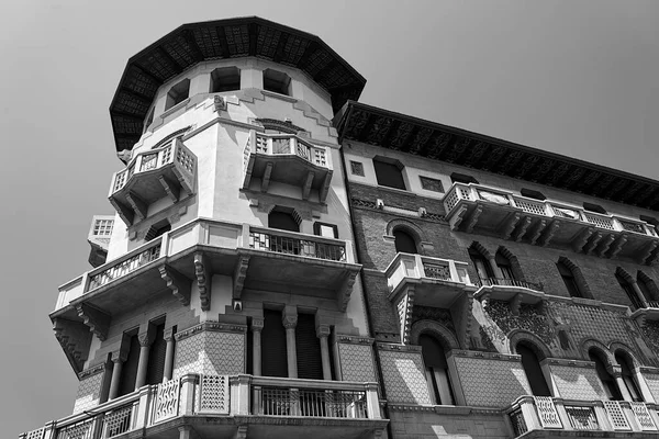 Fasáda Historického Měšťanského Domu Balkónem Okenicemi Městě Padově Itálie Monochrom — Stock fotografie