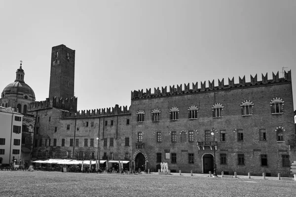 Talya Nın Mantua Kentindeki Piazza Sordello Tarihi Binalar Masalar Şemsiyeler — Stok fotoğraf
