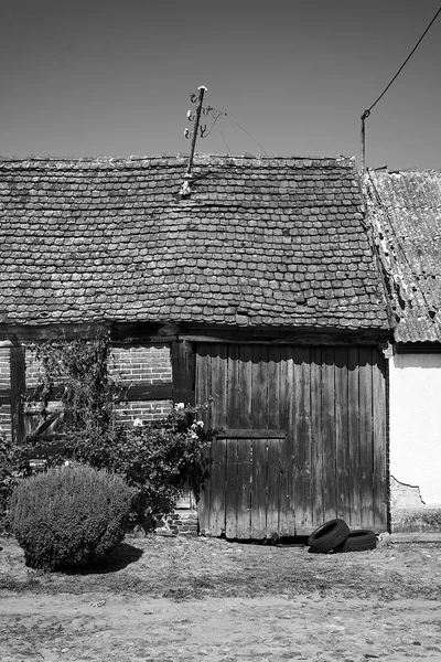 Une Vieille Maison Ossature Bois Délabrée Bledzew Pologne Monochrome — Photo