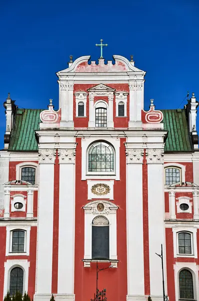 ポーランドのポズナンの晴れた日に元修道院のバロック様式の教会のファサード — ストック写真