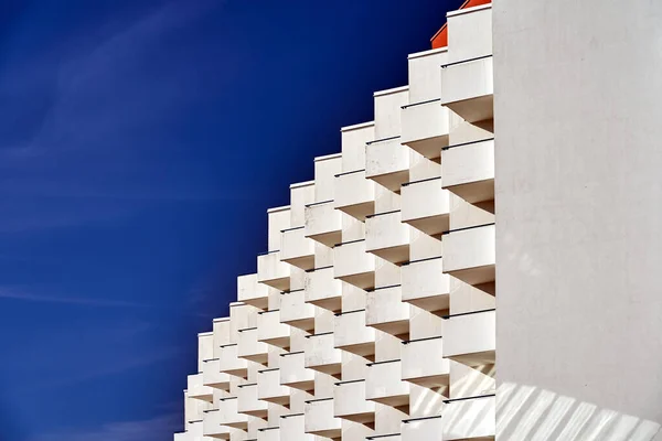 Фрагмент Фасаду Білопластиковими Балконами Сучасної Будівлі Місті Меджиздроже Польщі — стокове фото