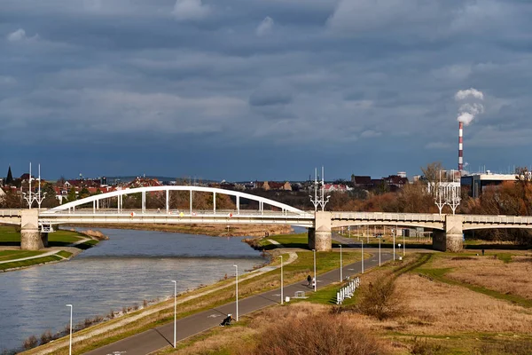 Ocelová Konstrukce Mostu Přes Řeku Wartu Kouř Průmyslového Komína Polské — Stock fotografie