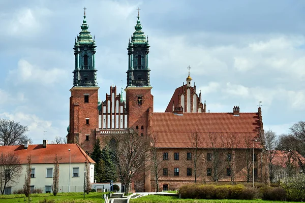 Gótikus Katedrális Történelmi Épületei Tornyai Poznan Városában Lengyelországban — Stock Fotó