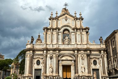 İtalya 'nın Sicilya kentindeki Catania şehrindeki St. Agates Katedrali' nin Barok cephesinin sütunları ve heykelleri.