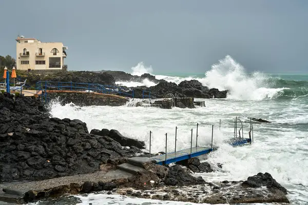 Plage Rocheuse Lors Une Tempête Sur Île Sicile Italie — Photo