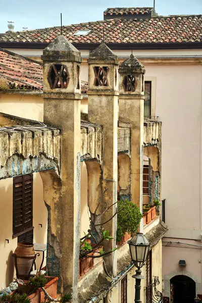 Terraza Una Hilera Chimeneas Piedra Una Casa Histórica Ciudad Taormina — Foto de Stock