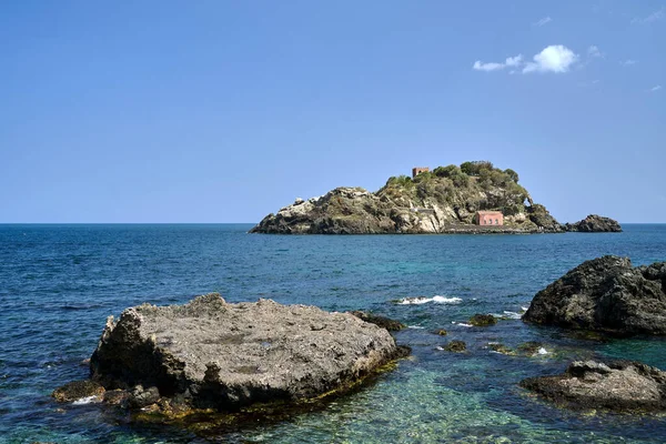 Rocky Island Med Historiske Bygninger Kyklopkysten Sicilia Italia – stockfoto