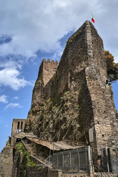 Ruinas Castillo Normando Acantilado Volcánico Pueblo Aci Castello Isla Sicilia —  Fotos de Stock