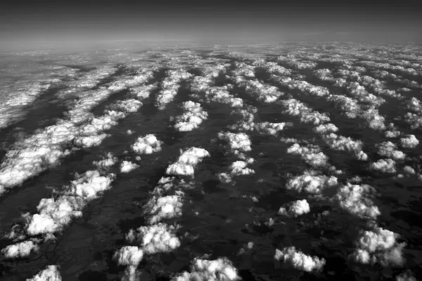 Avrupa Bulutlu Bir Gökyüzünün Altından Yeryüzü Manzarası Monokrom — Stok fotoğraf