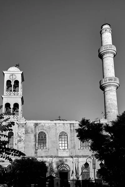 ギリシャのクレタ島のチャニアの町に鐘楼とミナレットを持つ正教会 モノクロ — ストック写真