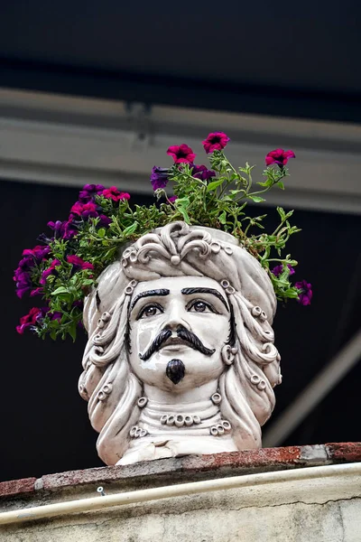 シチリア島の家で人間の頭の形をした装飾的な伝統的な磁器の鍋に花 イタリア — ストック写真