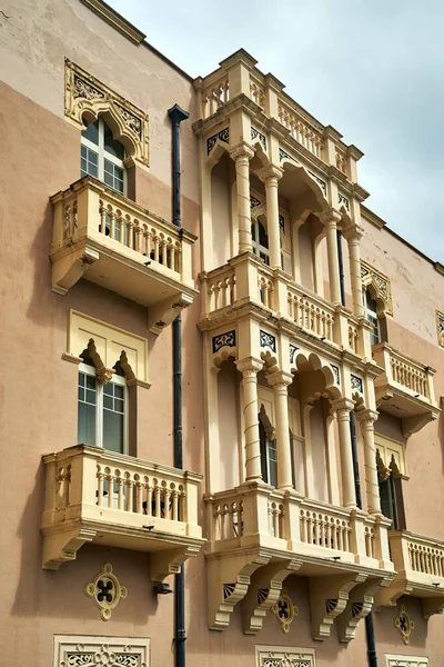 Fasada Zabytkowego Budynku Kamiennymi Balustradami Kolumnami Mieście Taormina Wyspie Sycylia — Zdjęcie stockowe