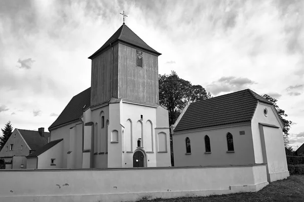 Een Landelijke Katholieke Kerk Met Een Houten Klokkentoren Polen Monochroom — Stockfoto