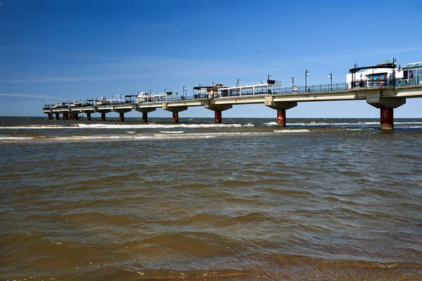 Polonya 'nın Miezyzdroje kentinde Baltık Denizi kıyısında beton bir iskelede turistler