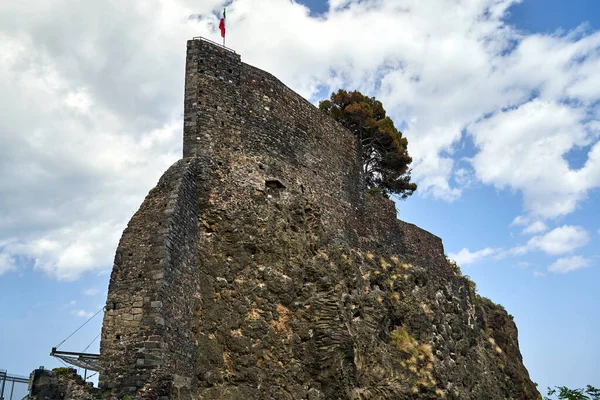Ruiny Zamku Normańskiego Wulkanicznym Klifie Miejscowości Aci Castello Wyspie Sycylia — Zdjęcie stockowe