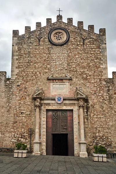イタリアのシチリア島のタオルミーナ市にあるサン ニコロ バーリの歴史的な石の大聖堂 — ストック写真