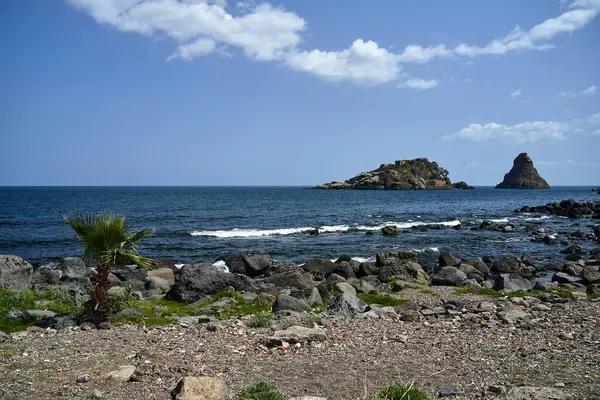 Isole Rocciose Con Edifici Storici Sulla Costa Dei Ciclopi Sicilia — Foto Stock