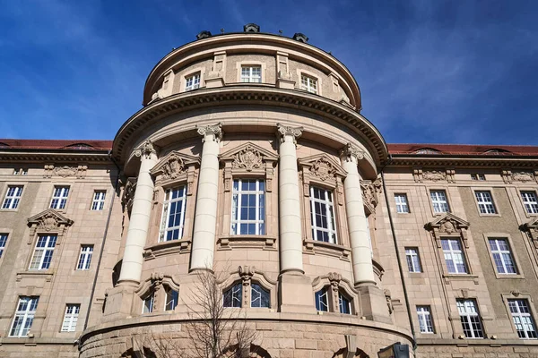 Fachada Edifício Histórico Estilo Neoclássico Com Janelas Colunas Cidade Poznan — Fotografia de Stock