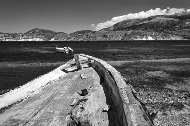Yunanistan 'ın Kefalonia adasında eski, hasarlı bir teknenin gövdesi, tek renkli.