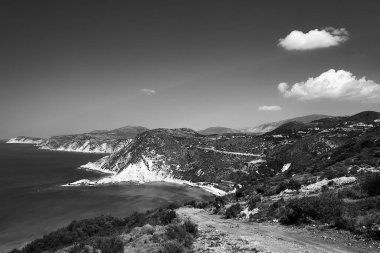 Yunanistan 'daki Kefalonia adasının kıyısındaki kayalık kayalık, tek renkli.