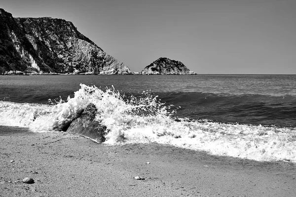 Onde Schiumose Massi Una Spiaggia Ciottoli Petani Bay Sull Isola — Foto Stock