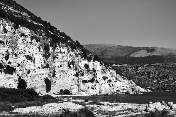 ギリシャのケファロニア島のパリキ湾のロッキー崖と岩 モノクロ — ストック写真