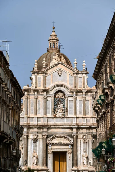 İtalya 'nın Sicilya kentindeki Catania şehrindeki St. Agates Katedrali' nin Barok cephesinin sütunları ve heykelleri.