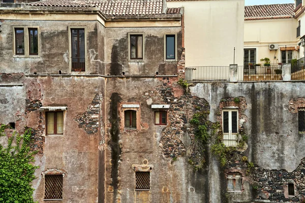 Zniszczone Mury Oknami Kamienic Katanii Wyspie Sycylia Włochy — Zdjęcie stockowe
