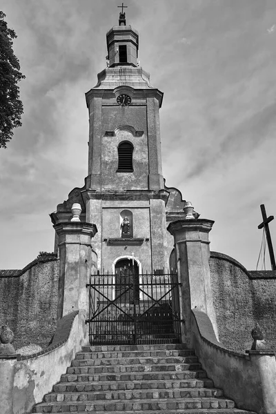Историческая Башня Каменной Церкви Деревне Темплево Польше Монохромная — стоковое фото