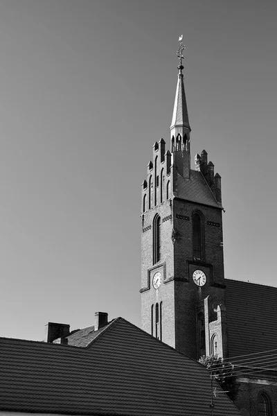 ポーランドのブレジュー村にあるゴシック赤レンガ造りの教会の歴史的な塔 モノクロ — ストック写真
