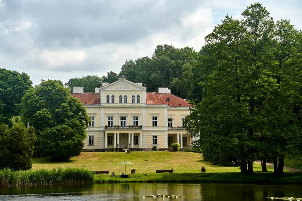 Lagoa Parque Palácio Estilo Classicista Zloty Potok Polônia — Fotografia de Stock