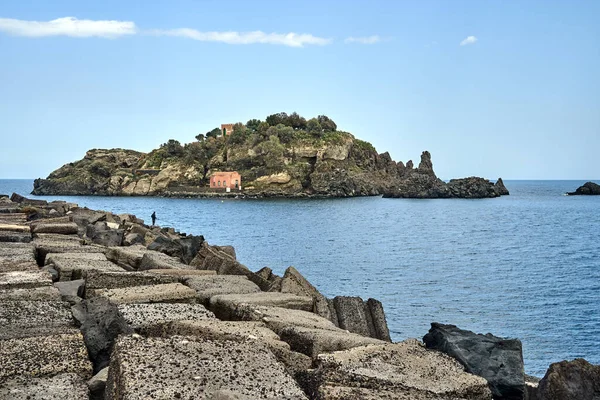 イタリアのシチリア島のサイクロプス海岸にある歴史的建造物のある石造りの防波堤と岩の島 — ストック写真
