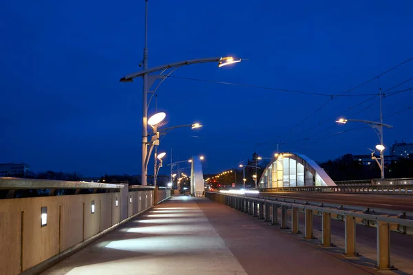 Стальная Конструкция Автодорожного Моста Через Реку Варта Ночью Городе Познань — стоковое фото