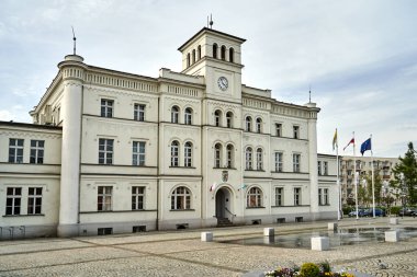 Polonya 'nın Skwierzyna kentindeki tarihi, neo-rönesans belediye binası.