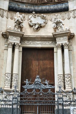 İtalya 'nın Sicilya kentindeki Catania şehrindeki St. Agates Katedral Bazilikası' nın Barok kapısının sütunları ve heykelleri