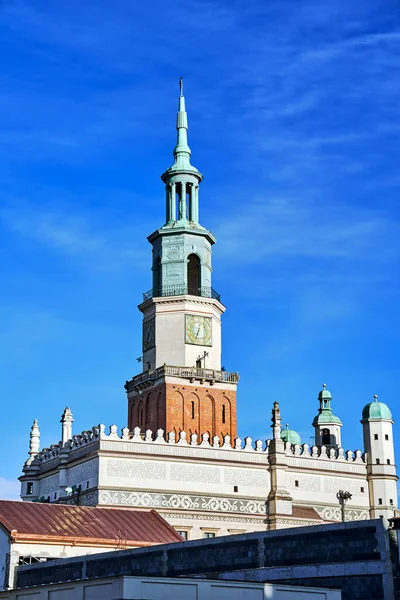 ポーランド ポズナンの市場広場にあるルネサンス様式の市庁舎の塔 — ストック写真