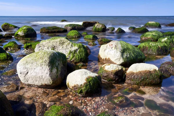 Głazy Żwirowej Plaży Nad Morzem Bałtyckim Wolinie Polsce — Zdjęcie stockowe