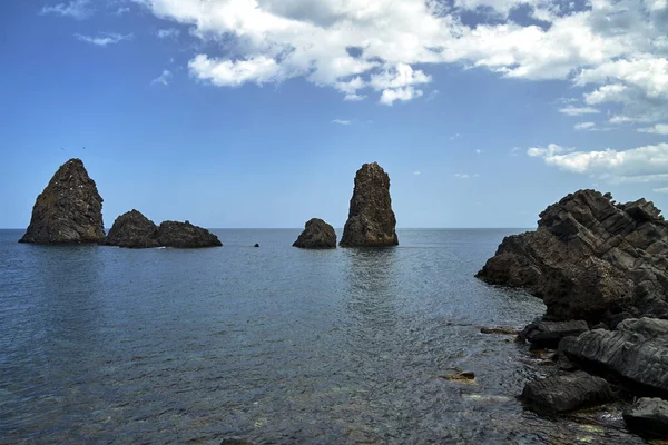 Felsige Insel Der Zyklopenküste Auf Der Insel Sizilien Italien — Stockfoto
