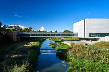 Poznan, Polonya 'daki Warta nehri üzerindeki tarihi kale binası, yaya köprüsü ve modern bina
