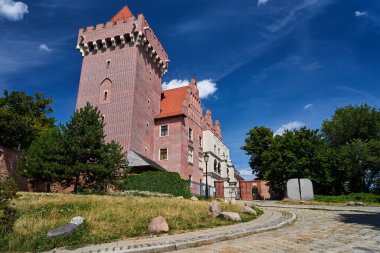 Metal giriş kapısı ve kule kırmızı tuğla Poznan, Polonya 'daki kraliyet kalesini yeniden inşa etti.